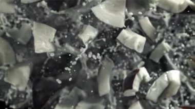 Hindistan cevizi parçaları uçar ve düşer. 1000 fps 'de yüksek hızlı bir kamerayla çekildi. Yüksek kaliteli FullHD görüntüler
