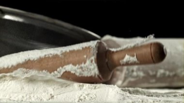 Merdane unun içine düşer. 1000 fps 'de yüksek hızlı bir kamerayla çekildi. Yüksek kaliteli FullHD görüntüler