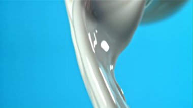 Süt şişeden dökülüyor. 1000 fps 'de yüksek hızlı bir kamerayla çekildi. Yüksek kaliteli FullHD görüntüler