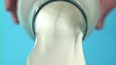Süt şişeden dökülüyor. 1000 fps 'de yüksek hızlı bir kamerayla çekildi. Yüksek kaliteli FullHD görüntüler