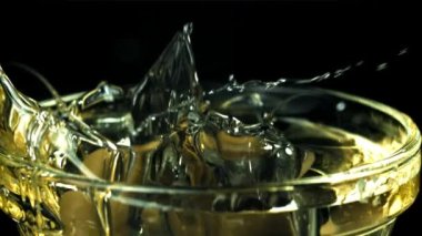 Taze zeytinler yağın içine dökülür. 1000 fps 'de yüksek hızlı bir kamerayla çekildi. Yüksek kaliteli FullHD görüntüler