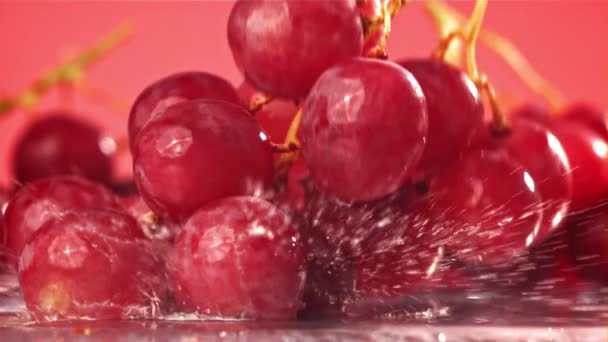 Les Raisins Rouges Tombent Avec Des Éclaboussures Sur Une Table — Video