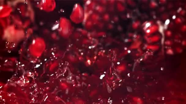 石榴籽掉进果汁里 在1000英尺每秒的高速相机上拍摄 优质Fullhd影片 — 图库视频影像