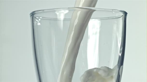 新鮮なミルクは白い背景にグラスに注がれています 1000Fpsで高速カメラで撮影しました 高品質のフルHd映像 — ストック動画