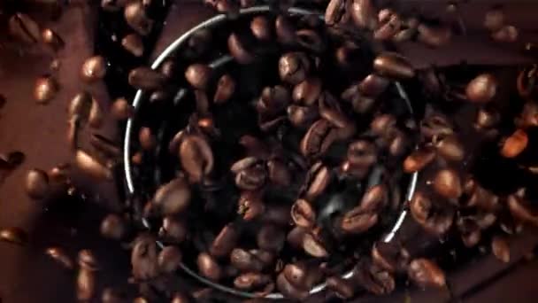 Caffè Vola Fuori Dal Macinino Girato Una Telecamera Alta Velocità — Video Stock