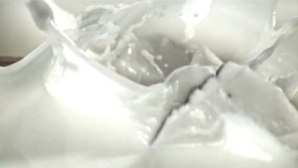 Кусочки Кокоса Падают Молоко Брызгами Снято Высокоскоростную Камеру Скоростью 1000 — стоковое видео