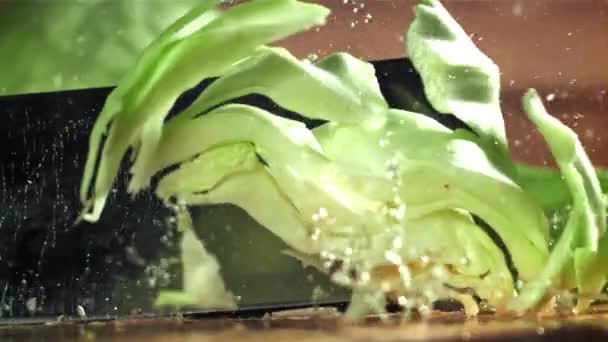 Cocinero Corta Col Con Cuchillo Filmado Una Cámara Alta Velocidad — Vídeo de stock