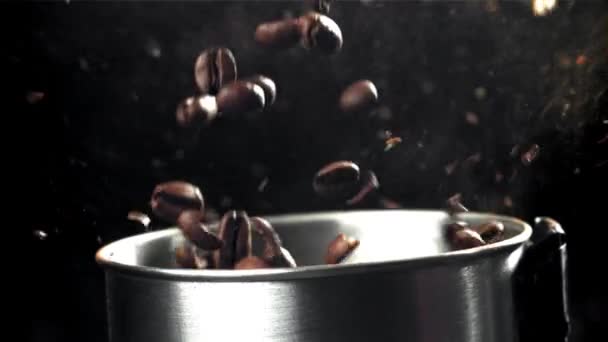 Koffiebonen Vallen Werkende Molen Gefilmd Een Hoge Snelheidscamera Met 1000 — Stockvideo