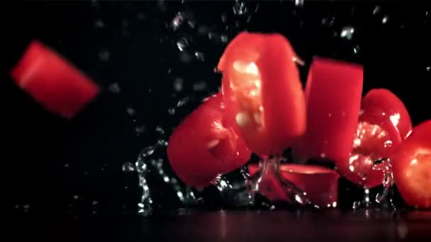 Нарезанные Куски Перца Чили Падают Чёрный Фон Снято Высокоскоростную Камеру — стоковое видео