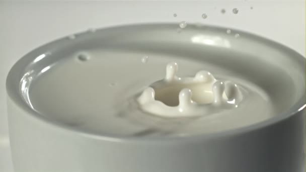 Πιτσιλιές Από Μια Σταγόνα Γάλα Τραβήχτηκε Κάμερα Υψηλής Ταχύτητας Στα — Αρχείο Βίντεο