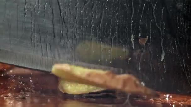 Cuchillo Atraviesa Jengibre Fresco Filmado Una Cámara Alta Velocidad 1000 — Vídeos de Stock