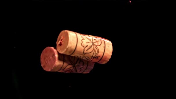 Los Corchos Caen Vino Tinto Filmado Una Cámara Alta Velocidad — Vídeos de Stock