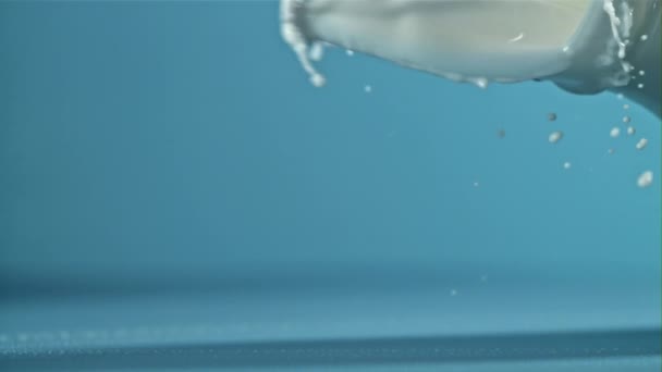 Masaya Bir Şişe Süt Döküldü 1000 Fps Yüksek Hızlı Bir — Stok video