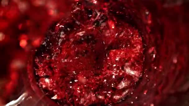 Vin Rouge Est Versé Dans Verre Vue Dessus Filmé Par — Video