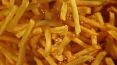 Patates kızartması uçar ve düşer. 1000 fps 'de yüksek hızlı bir kamerayla çekildi. Yüksek kaliteli FullHD görüntüler