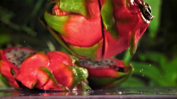 Una Fruta Dragón Cae Sobre Una Mesa Mojada Filmado Una — Vídeo de stock