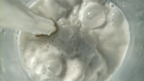 Mjölken Hälls Ett Glas Med Stänk Högst Upp Inspelning Höghastighetskamera — Stockvideo