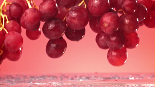Rode Druiven Vallen Met Spatten Een Natte Tafel Gefilmd Een — Stockvideo