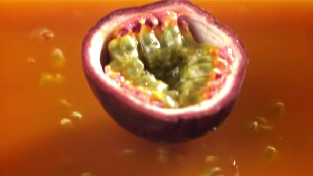 Golgotavirág Gyümölcse Fröcsköl Gyümölcslébe Egy Nagy Sebességű Kamerával 1000 Fps — Stock videók