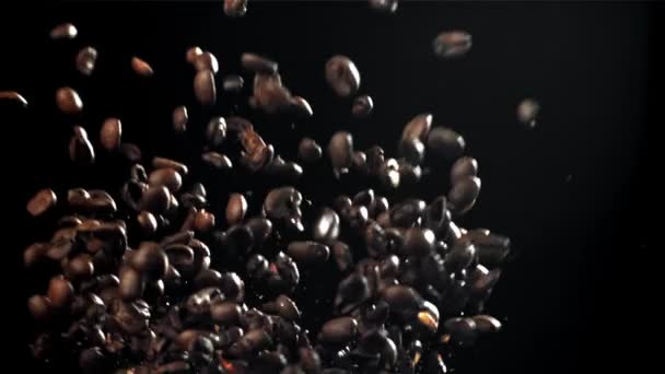커피콩은 방향으로 날아갑니다 검은색 배경에 1000 Fps의 카메라로 촬영했습니다 고품질 — 비디오