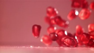 Nar tohumları masaya su sıçramasıyla düşer. 1000 fps 'de yüksek hızlı bir kamerayla çekildi. Yüksek kaliteli FullHD görüntüler