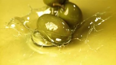 Taze zeytinler yağın içine dökülür. 1000 fps 'de yüksek hızlı bir kamerayla çekildi. Yüksek kaliteli FullHD görüntüler