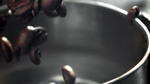 Кофейные Зерна Рабочей Мельнице Снято Высокоскоростную Камеру Скоростью 1000 Кадров — стоковое видео