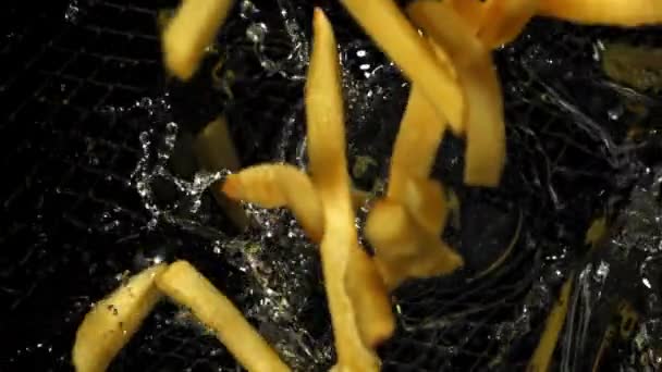 Les Frites Tombent Dans Huile Chaude Filmé Par Une Caméra — Video