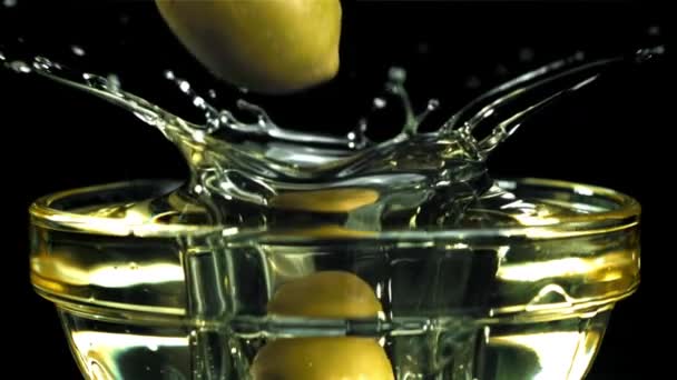 Čerstvé Olivy Padají Cákáním Oleje Natočeno Vysokorychlostní Kameře Rychlostí 1000 — Stock video