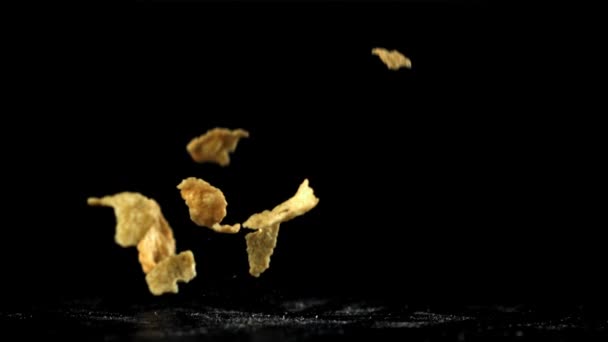 Kukuřičné Vločky Padající Černé Pozadí Natočeno Vysokorychlostní Kameře Rychlostí 1000 — Stock video