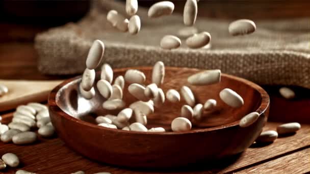 白豆掉进木碗里 在1000英尺每秒的高速相机上拍摄 优质Fullhd影片 — 图库视频影像