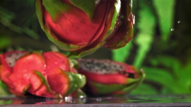 Uma Fruta Dragão Cai Sobre Uma Mesa Molhada Filmado Uma — Vídeo de Stock