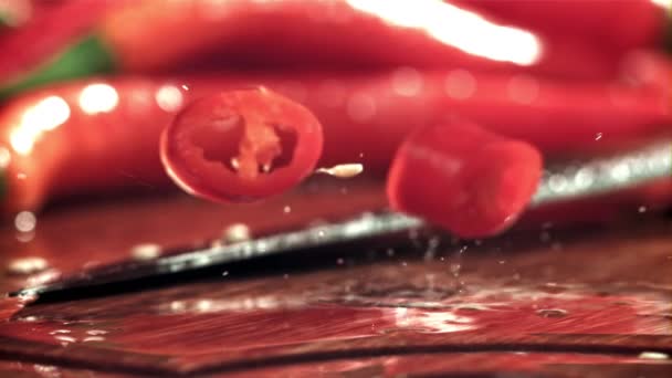 Szeletelt Chili Paprika Darabjai Vágódeszkára Esnek Egy Nagy Sebességű Kamerával — Stock videók