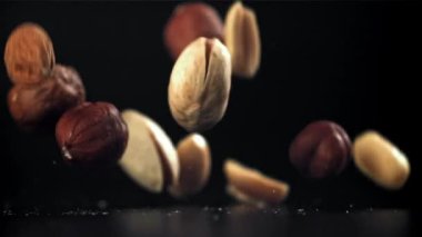 Masaya çeşitli fındıklar düşer. 1000 fps 'de yüksek hızlı bir kamerayla çekildi. Yüksek kaliteli FullHD görüntüler
