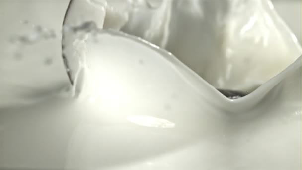 Stukken Kokosnoot Vallen Met Spatten Melk Gefilmd Een Hoge Snelheidscamera — Stockvideo