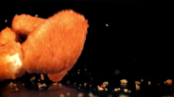 Kuřecí Nugety Padají Stůl Natočeno Vysokorychlostní Kameře Rychlostí 1000 Snímků — Stock video