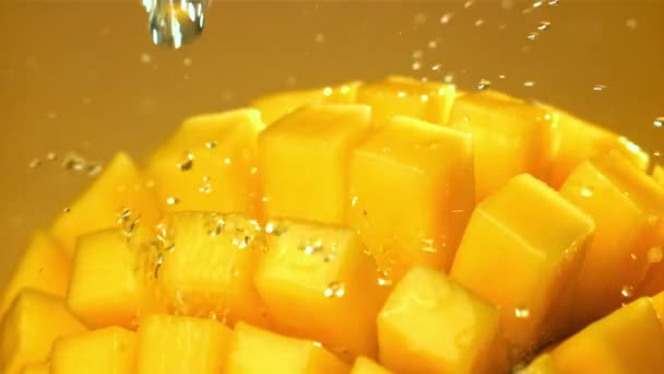 Dešťové Kapky Padají Čerstvé Mango Natočeno Vysokorychlostní Kameře Rychlostí 1000 — Stock video