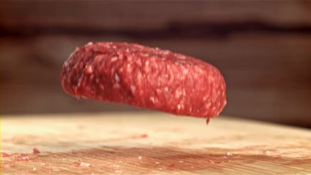 Una Hamburguesa Carne Fresca Cae Sobre Una Tabla Cortar Filmado — Vídeos de Stock