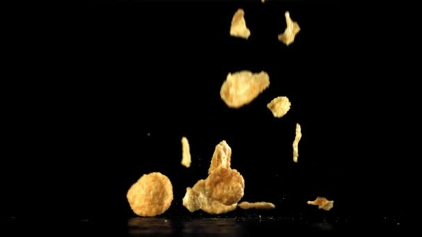 Kukuřičné Vločky Padající Černé Pozadí Natočeno Vysokorychlostní Kameře Rychlostí 1000 — Stock video