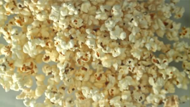 Popcorn Vola Cade Uno Sfondo Chiaro Girato Una Telecamera Alta — Video Stock