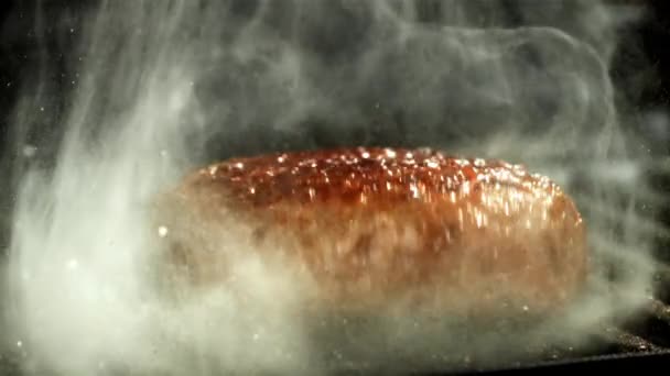 Ein Rindfleisch Burger Fällt Mit Einem Spritzer Eine Heiße Pfanne — Stockvideo