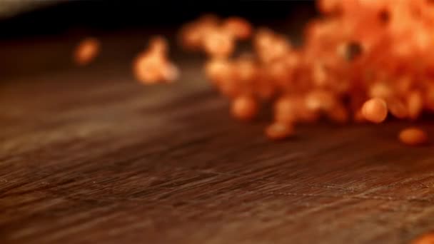 Lentilhas Caem Uma Prancha Madeira Filmado Uma Câmera Alta Velocidade — Vídeo de Stock