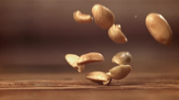 Peanuts Fallen Auf Den Tisch Gefilmt Mit Einer Hochgeschwindigkeitskamera Bei — Stockvideo