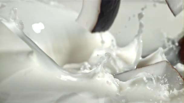 Bitar Kokos Faller Ner Mjölken Med Stänk Inspelning Höghastighetskamera 1000 — Stockvideo