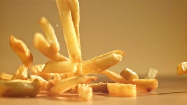 Французька Картопля Фрі Сіллю Падає Стіл Знімався Високошвидкісній Камері Швидкістю — стокове відео