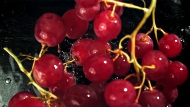 赤いブドウは水にスプラッシュで落ちる トップビュー 1000Fpsで高速カメラで撮影しました 高品質のフルHd映像 — ストック動画