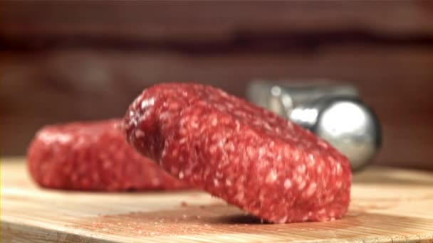 Hambúrguer Carne Fresca Cai Sobre Uma Tábua Corte Filmado Uma — Vídeo de Stock