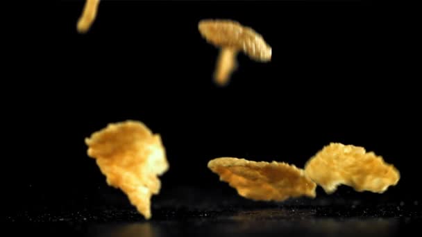 Кукурузные Хлопья Падают Черном Фоне Снято Высокоскоростную Камеру Скоростью 1000 — стоковое видео