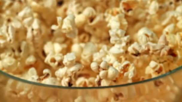 Žluté Pozadí Dopadá Miska Popcornu Natočeno Vysokorychlostní Kameře Rychlostí 1000 — Stock video