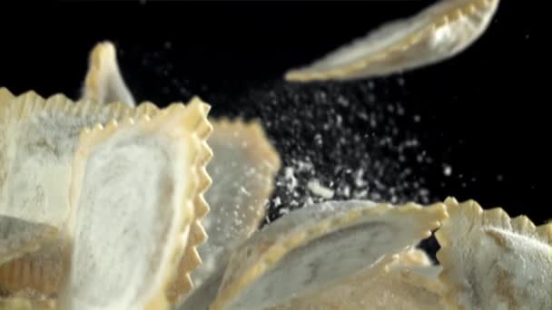 Italienische Ravioli Fliegen Mit Mehl Auf Und Gefilmt Mit Einer — Stockvideo